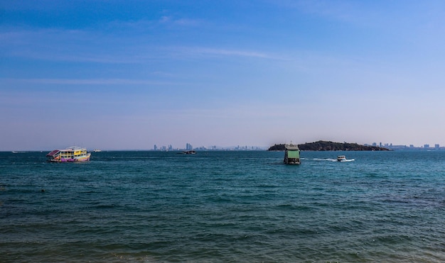 Eine schöne Aussicht auf die Insel Koh Larn in Thailand