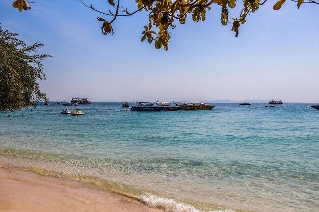 Eine schöne Aussicht auf die Insel Koh Larn in Thailand