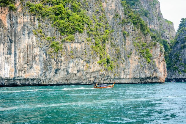 Eine schöne Aussicht auf die Insel Phi Phi in Thailand