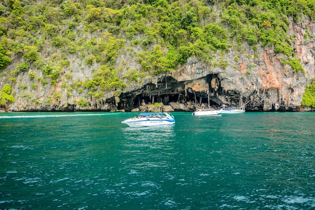 Eine schöne Aussicht auf die Insel Phi Phi in Thailand