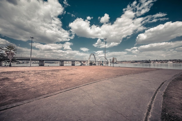 Eine schöne Aussicht auf die JK-Brücke in der brasilianischen Hauptstadt Brasilia