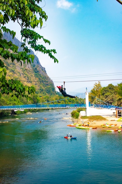 Eine schöne Aussicht auf die Zipline-Tourismusattraktion in Vang Vieng Laos