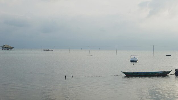 Eine schöne Aussicht auf eine Insel mit Booten und Bergen in Indonesien