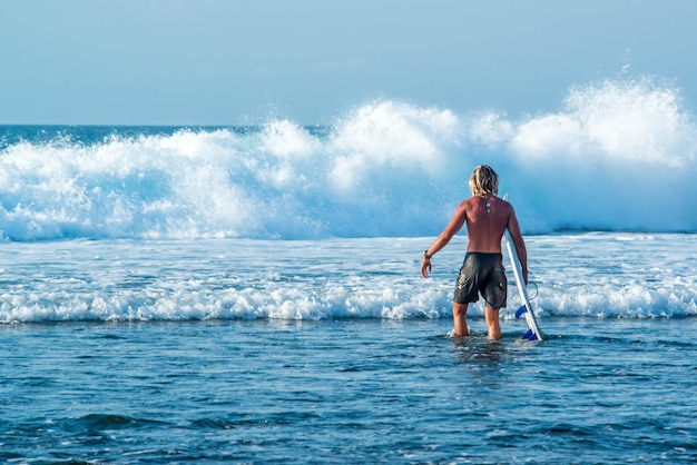 Eine schöne Aussicht auf Surfer in Uluwatu Beach Bali Indonesien