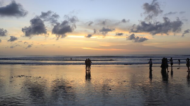 Eine schöne Aussicht auf Touristen in Kuta Beach Bali Indonesien