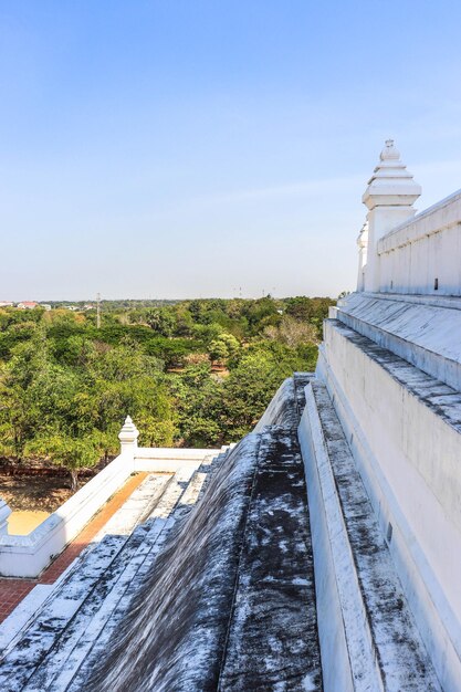 Eine schöne Aussicht auf Wat Phu Khao Thong, den weißen Tempel in Ayutthaya Thailand