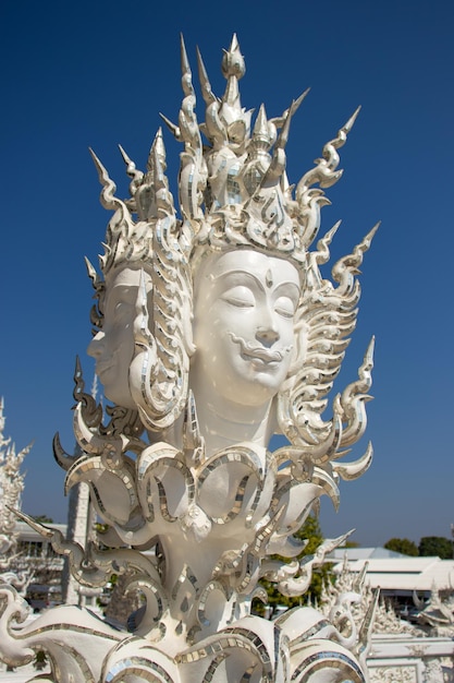Eine schöne Aussicht auf Wat Rong Khun, den weißen Tempel in Chiang Rai Thailand