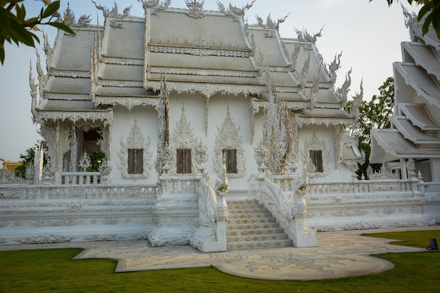 Eine schöne Aussicht auf Wat Rong Khun, den weißen Tempel in Chiang Rai Thailand