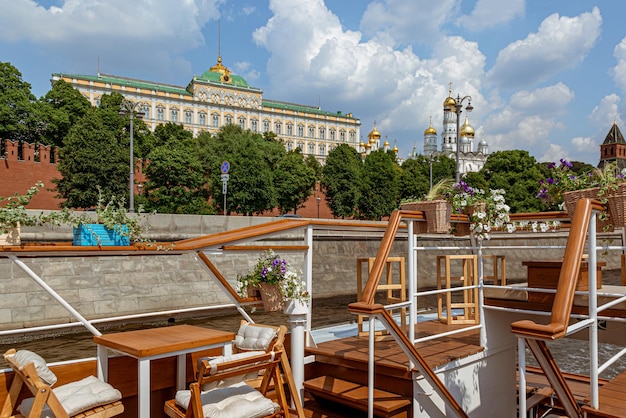 Eine schöne Aussicht vom Flussschiff auf den Grand Kremlin Palace Berühmte Orte der Moskauer Tourismusarchitektur im Zentrum von Moskau