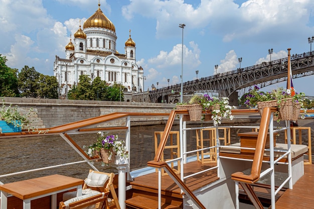 Eine schöne Aussicht vom Flussschiff auf die Christ-Erlöser-Kathedrale Berühmte Orte der Moskauer Tourismusarchitektur im Zentrum von Moskau