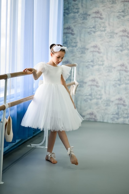 Eine schöne Ballerina in einem weißen Kleid ist bei der stonk Beauty Dancing Creation verlobt