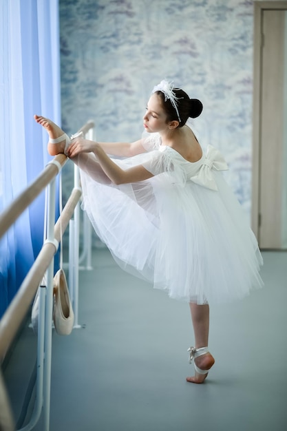 Eine schöne Ballerina in einem weißen Kleid ist bei der stonk Beauty Dancing Creation verlobt