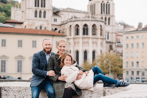 Eine schöne Familie mit Spaziergängen durch die Altstadt von Lyon in Frankreich