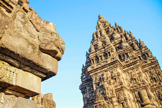 Eine schöne Figur im prambananischen Tempel. Indonesien