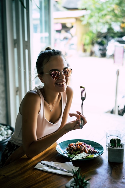 Eine schöne frau frühstückt in einem stilvollen café