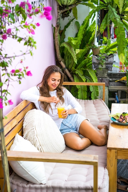 Eine schöne Frau frühstückt in einem stilvollen Café