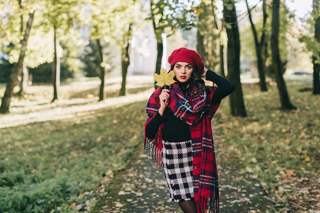 Eine schöne Frau im Herbst.