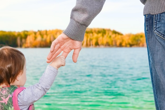 Eine schöne Hand von Eltern und Kind am Meer