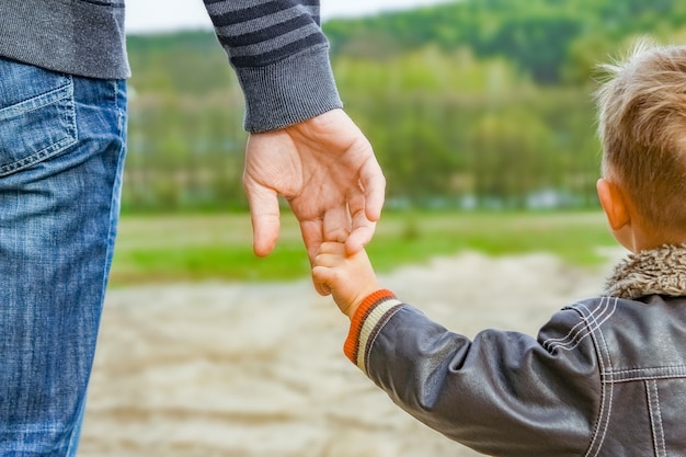 Eine schöne Hand von Eltern und Kind im Freien im Park