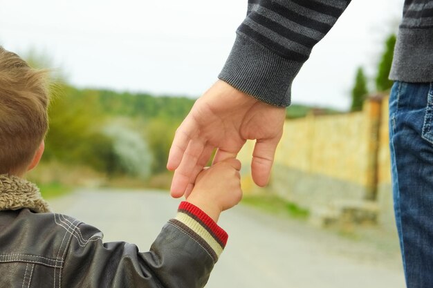 Eine schöne Hand von Eltern und Kind im Freien im Park