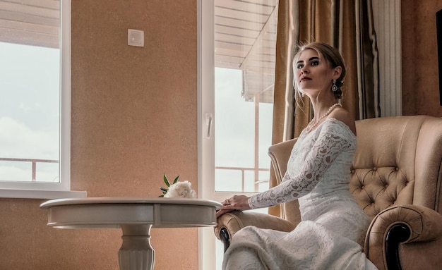 Eine schöne junge Brünette mit europäischem Aussehen Einzelportrait auf dem Balkon im Hotel Make-up und Frisur für die Hochzeit Model Bride's Morgen oder Versammlungen Boudoir Hochzeitsvorbereitungen