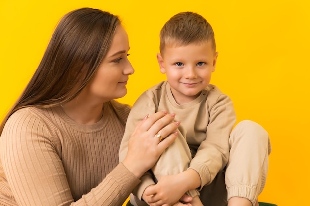 Eine schöne junge Mutter kümmert sich um ihren Sohn