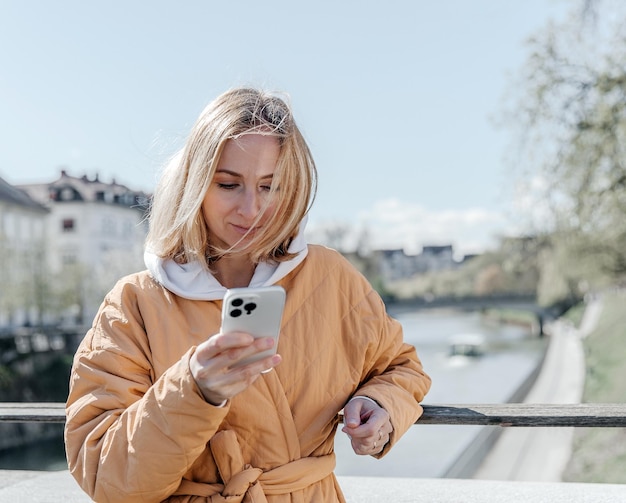 Eine schöne junge, stilvolle Frau spaziert durch die Stadt. Romantische Stimmung, die von einem Lifestyle-Konzept träumt