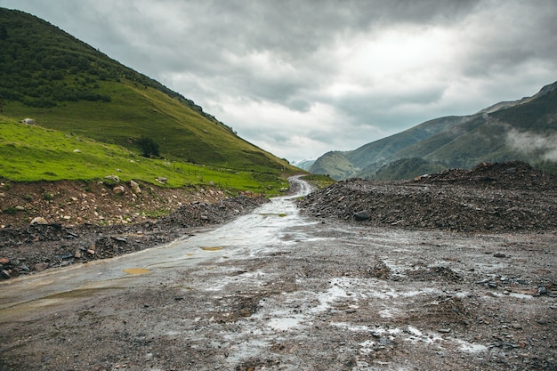 Eine schöne Landschaftsfotografie mit dem alten Dorf Usghuli im Kaukasus in Georgien