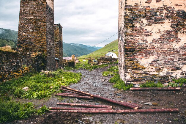 Eine schöne Landschaftsfotografie mit dem alten Dorf Usghuli im Kaukasus in Georgien