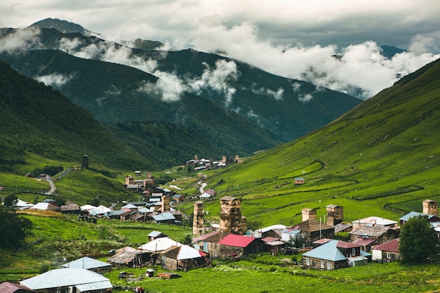 Eine schöne Landschaftsfotografie mit dem alten Dorf Usghuli im Kaukasus in Georgien