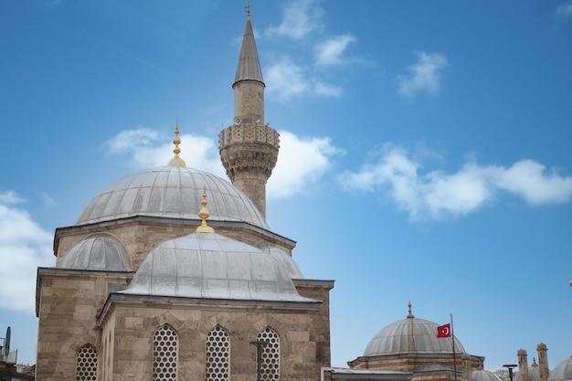 Eine schöne Moschee gegen blauen Himmel