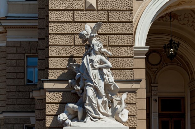 Eine schöne Nahaufnahme der alten Fassade in rosa Farbe mit Stuckelementen an einem Sommertag.