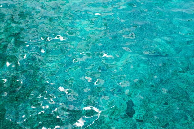 Eine schöne Reflexion des blauen Wassers der Sonne. Hintergrund