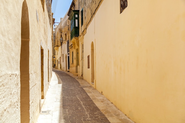 Eine schöne schmale Gasse mit typisch maltesischer Architektur. Die Wand des Gebäudes schmückte eine Steinskulptur des Heiligen.