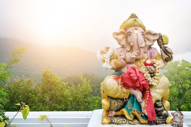 Eine schöne Statue von Ganesh auf der Hintergrundlandschaft
