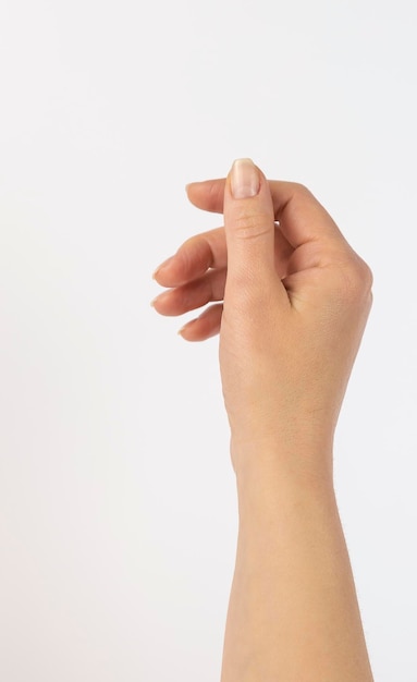 Eine schöne weibliche Hand auf einem weißen Hintergrund Das Konzept der Hautpflege und Handcremes