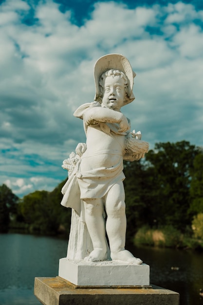 Eine schöne weiße Skulptur steht am Ufer des Sees