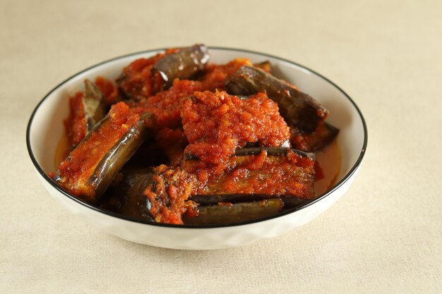 Eine Schüssel Auberginen mit Tomatensauce