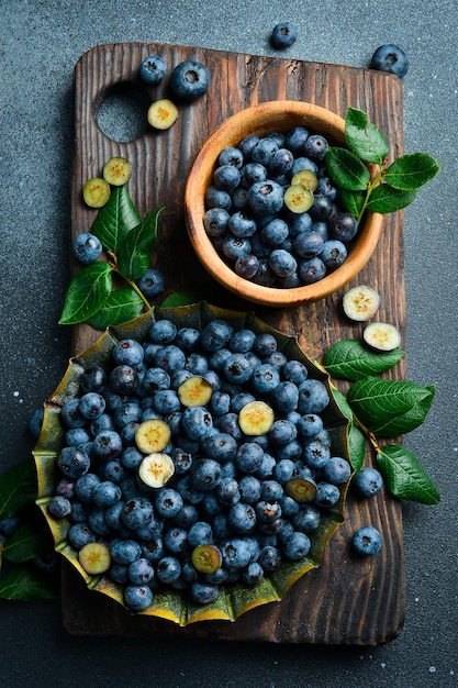 Eine Schüssel Blaubeeren Frische Beeren und Blätter Vitamine und Beeren Top-View