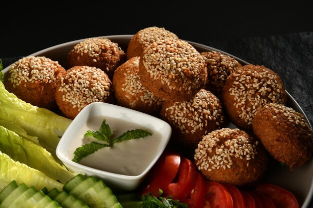 Eine Schüssel Brot mit Sesam darauf