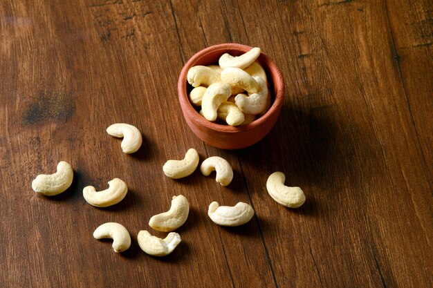 Foto eine schüssel cashewnüsse auf einem holztisch