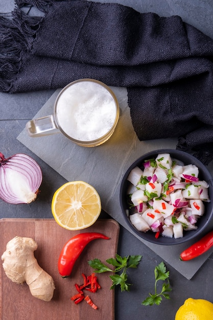 Eine Schüssel Ceviche und eine Tasse kaltes Bier.