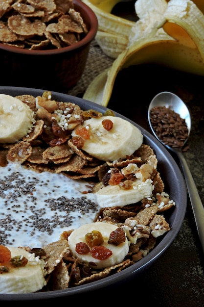 Eine Schüssel Chia-Joghurt, Banane, Samen und Müsli.