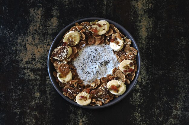 Eine Schüssel Chia-Joghurt, Banane, Samen und Müsli.