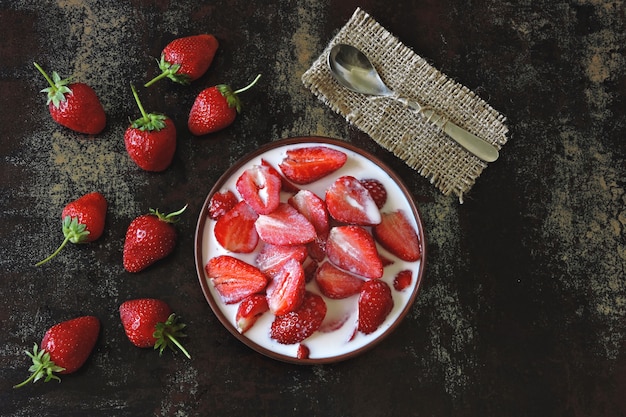 Eine Schüssel Erdbeeren mit Sahne. Bunter gesunder Nachtisch. Keto-Diät. Keto-Dessert