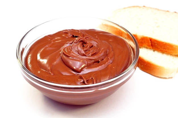 Eine Schüssel Erdnussbutter und eine Schüssel Erdnussbutter