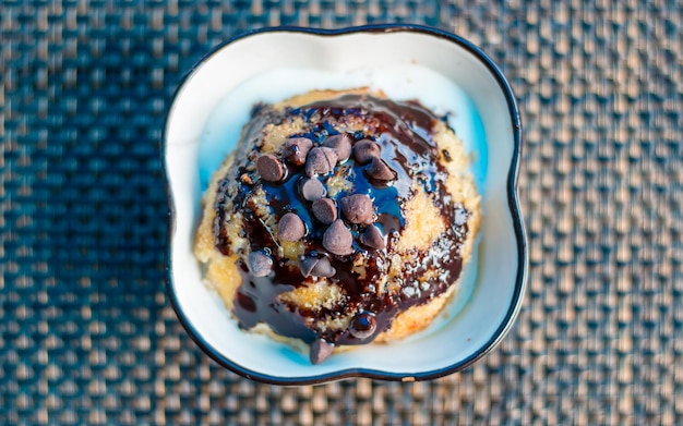 Eine Schüssel Erdnussbutterpudding mit Schokoladenstückchen darauf.