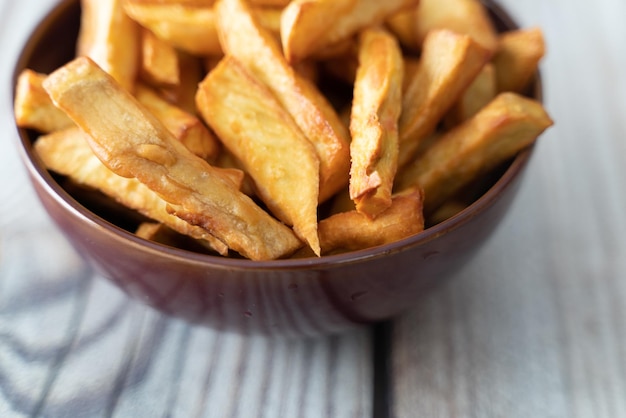 Eine Schüssel frittierte Süßkartoffelpommes in einer Schüssel