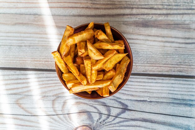 Eine Schüssel frittierte Süßkartoffelpommes in einer Schüssel