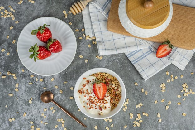 Eine Schüssel Haferflocken mit Erdbeeren darauf